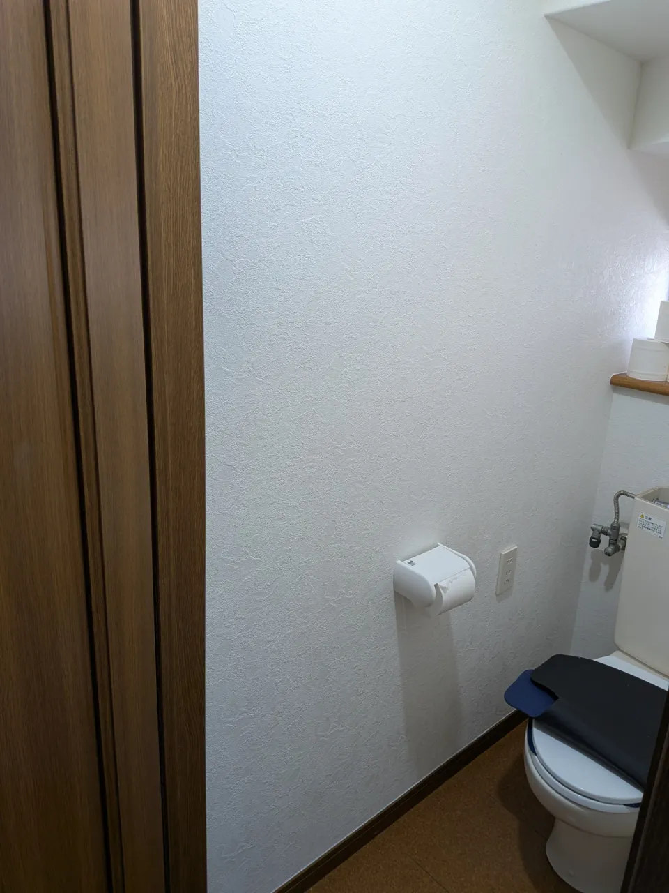 埼玉県久喜市　トイレットペーパーボックス取り外しとクロス貼り替え工事